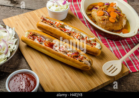 Schweinesandwich, lange gebackenes Schweinefleisch, in frischem Baguette mit frischem Salat und heiße Sause gezogen gezogen Stockfoto