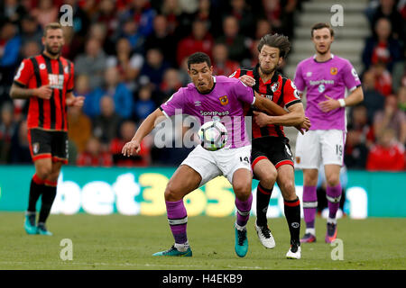 AFC Bournemouth Tyrone Mings (links) und AFC Bournemouth Harry Arter Kampf um den Ball in der Premier League match bei der Vitalität Stadion, Bournemouth. Stockfoto