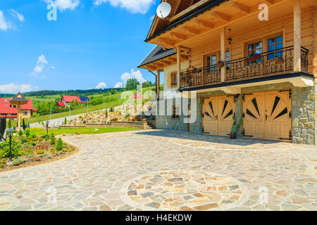 PODHALE REGION, TATRA-Gebirge - 10. Juni 2014: typische hölzerne Berghaus in der Nähe von Zakopane in der hohen Tatra, Polen. Stockfoto