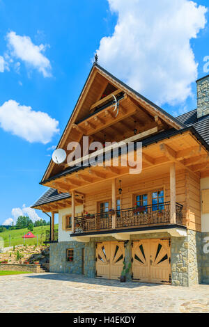 PODHALE REGION, TATRA-Gebirge - 10. Juni 2014: typische hölzerne Berghaus in der Nähe von Zakopane in der hohen Tatra, Polen. Stockfoto