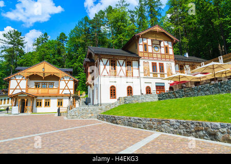 SZCZAWNICA, Polen - 10. Juni 2014: Park mit historischen Gebäuden im Stadtzentrum der Stadt Szczawnica, Polen. Viele Polen kommen hier Kuren durch gutes Klima erhalten. Stockfoto