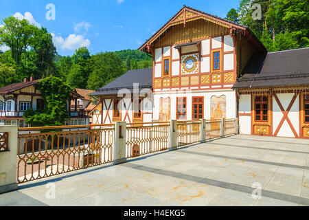 Park mit historischen Bauten im Stadtzentrum der Stadt Szczawnica, Polen Stockfoto