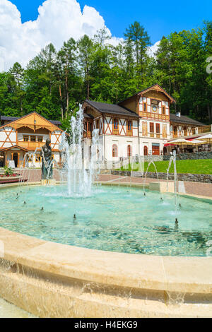 Wasser-Brunnen in einem Park mit historischen Gebäuden im Stadtzentrum der Stadt Szczawnica, Polen Stockfoto