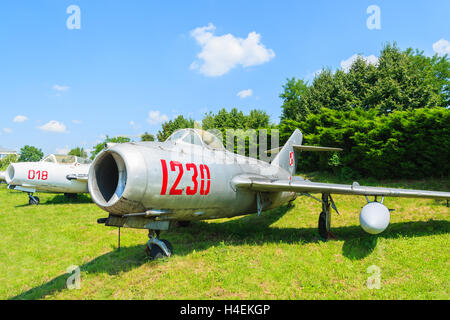 LUFTFAHRTMUSEUM Krakau - 27. Juli 2014: militärische Kämpfer MIG-21 Flugzeuge auf Ausstellung im Freilichtmuseum der Geschichte der Luftfahrt in Krakau, Polen. Hier finden im Sommer oft Airshows statt. Stockfoto