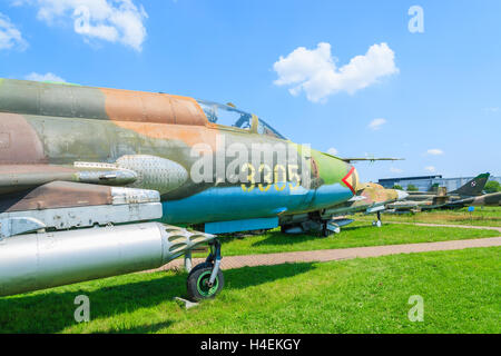 LUFTFAHRTMUSEUM Krakau - 27. Juli 2014: militärische russische Kampfflugzeuge auf Ausstellung im Freilichtmuseum der Geschichte der Luftfahrt in Krakau, Polen. Hier finden im Sommer oft Airshows statt. Stockfoto