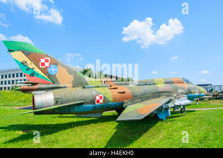 LUFTFAHRTMUSEUM Krakau - 27. Juli 2014: militärische Kampfflugzeuge auf Ausstellung im Freilichtmuseum der Geschichte der Luftfahrt in Krakau, Polen. Hier finden im Sommer oft Airshows statt. Stockfoto