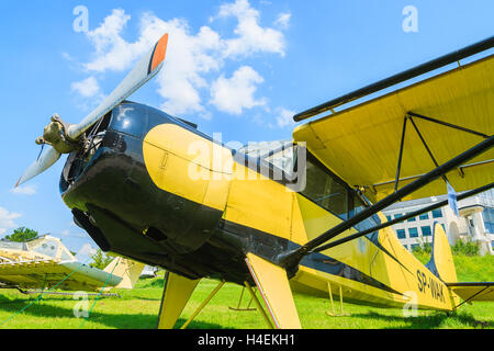 LUFTFAHRTMUSEUM Krakau - 27. Juli 2014: alte Flugzeuge auf Ausstellung im Freilichtmuseum der Geschichte der Luftfahrt in Krakau, Polen. Hier finden im Sommer oft Airshows statt. Stockfoto