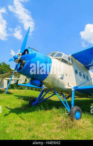 LUFTFAHRTMUSEUM Krakau - 27. Juli 2014: alte Flugzeuge auf Ausstellung im Freilichtmuseum der Geschichte der Luftfahrt in Krakau, Polen. Hier finden im Sommer oft Airshows statt. Stockfoto