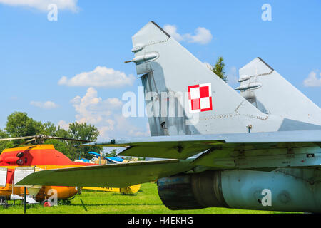 LUFTFAHRTMUSEUM Krakau - 27. Juli 2014: militärische russische Jagdflugzeug MIG-29 auf Ausstellung im Freilichtmuseum der Geschichte der Luftfahrt in Krakau. Hier finden im Sommer oft Airshows statt. Stockfoto