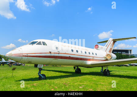 LUFTFAHRTMUSEUM Krakau - 27. Juli 2014: JAK-40 Passagierjet auf Ausstellung im Freilichtmuseum der Geschichte der Luftfahrt in Krakau, Polen. Diese Art von Flugzeug war gebräuchlich durch polnische Regierung. Stockfoto