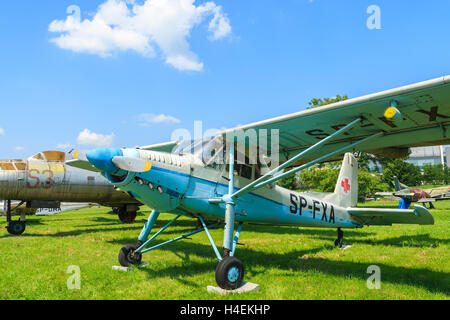 LUFTFAHRTMUSEUM Krakau - 27. Juli 2014: klassische alte Flugzeuge auf Ausstellung im Freilichtmuseum der Geschichte der Luftfahrt in Krakau, Polen. Hier finden im Sommer oft Airshows statt. Stockfoto