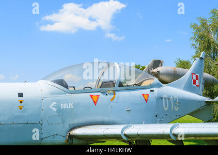 LUFTFAHRTMUSEUM Krakau - 27. Juli 2014: militärische Trainingsflugzeug auf Ausstellung im Freilichtmuseum der Geschichte der Luftfahrt in Krakau, Polen. Hier finden im Sommer oft Airshows statt. Stockfoto