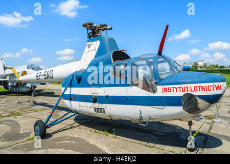 LUFTFAHRTMUSEUM Krakau - 27. Juli 2014: kleine Hubschrauber auf Ausstellung im Freilichtmuseum der Geschichte der Luftfahrt in Krakau, Polen. Hier finden im Sommer oft Airshows statt. Stockfoto
