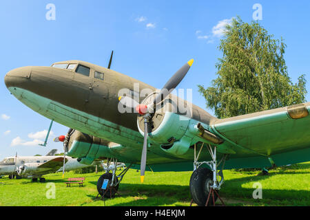 LUFTFAHRTMUSEUM Krakau - 27. Juli 2014: alte Bombenflugzeuge auf Ausstellung im Freilichtmuseum der Geschichte der Luftfahrt in Krakau, Polen. Hier finden im Sommer oft Airshows statt. Stockfoto