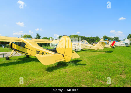 LUFTFAHRTMUSEUM Krakau - 27. Juli 2014: alte Flugzeuge auf Ausstellung im Freilichtmuseum der Geschichte der Luftfahrt in Krakau, Polen. Hier finden im Sommer oft Airshows statt. Stockfoto