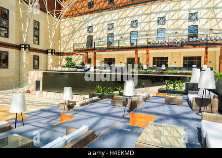 ARLAMOW HOTEL, Polen - 3. August 2014: Tabellen in schöne offene Lobby Restaurant in Arlamow Hotel. Dieses luxuriöse Resort wurde Polens Regierung Besitz und befindet sich im Bieszczady-Gebirge. Stockfoto