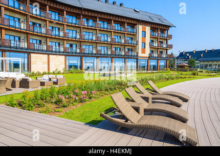 ARLAMOW HOTEL, Polen - 3. August 2014: Sonnenliegen auf der Terrasse des Hotels Arlamow. Dieses luxuriöse Resort wurde Polens Regierung Besitz und befindet sich im Bieszczady-Gebirge. Stockfoto