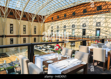 ARLAMOW HOTEL, Polen - 3. August 2014: Tabellen in schöne offene Lobby Restaurant in Arlamow Hotel. Dieses luxuriöse Resort wurde Polens Regierung Besitz und befindet sich im Bieszczady-Gebirge. Stockfoto