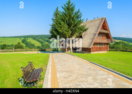 Gang mit traditionellen Haus in einem Dorf in der Nähe von Arlamow, Bieszczady Gebirge, Polen Stockfoto