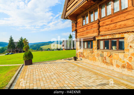 Traditionelle Berghaus in einem Dorf in der Nähe von Arlamow, Bieszczady Gebirge, Polen Stockfoto