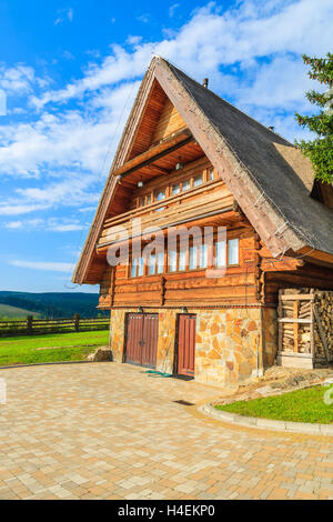 Traditionelle Berghaus in einem Dorf in der Nähe von Arlamow, Bieszczady Gebirge, Polen Stockfoto