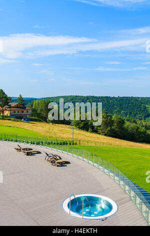 ARLAMOW HOTEL, Polen - 3. August 2014: kleine pool Jacuzzi auf der Terrasse einen schönen Arlamow-Hotels. Dieses luxuriöse Resort wurde Polens Regierung Besitz und befindet sich im Bieszczady-Gebirge. Stockfoto