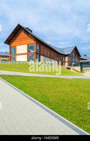 ARLAMOW HOTEL, Polen - 3. August 2014: walking Gasse zu schönen Arlamow Hotel an sonnigen Sommertag. Dieses luxuriöse Resort wurde Polens Regierung Besitz und befindet sich im Bieszczady-Gebirge. Stockfoto