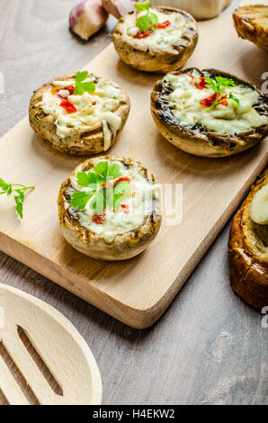 Gegrillte Champignons gefüllt mit blauem Käse und Chili und Knoblauch-toast Stockfoto