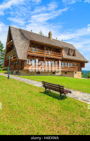 Traditionelle Berghaus in einem Dorf in der Nähe von Arlamow, Bieszczady Gebirge, Polen Stockfoto