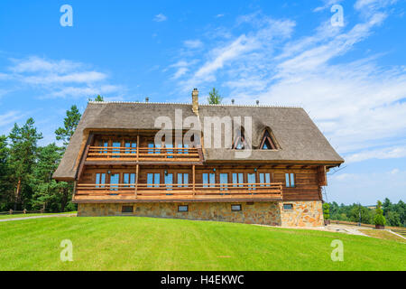 Traditionelle Berghaus in einem Dorf in der Nähe von Arlamow, Bieszczady Gebirge, Polen Stockfoto