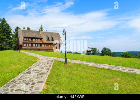 Gang mit traditionellen Haus in einem Dorf in der Nähe von Arlamow, Bieszczady Gebirge, Polen Stockfoto