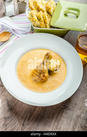 Hühnerfleisch mit Paprika-Sauce mit original böhmischen Dmplings und Bier Stockfoto