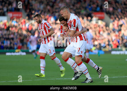 Stoke City Joe Allen feiert Tor seiner Mannschaft zweite des Spiels mit Teamkollege Stoke City Ryan Shawcross während der Premier-League-Spiel im Stadion Bet365, Stoke. Stockfoto
