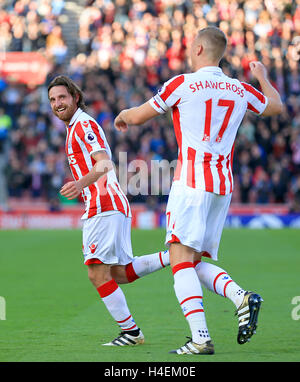 Stoke City Joe Allen feiert Tor seiner Mannschaft zweite des Spiels während der Premier-League-Spiel im Stadion Bet365, Stoke. Stockfoto