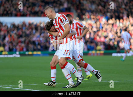 Stoke City Joe Allen feiert Tor seiner Mannschaft zweite des Spiels mit Teamkollege Stoke City Ryan Shawcross während der Premier-League-Spiel im Stadion Bet365, Stoke. Stockfoto