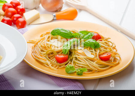 Zitrone-Nudeln mit Cherry-Tomaten, Basilikum und Muttern, 2 Teller, verschiedene servieren Stockfoto