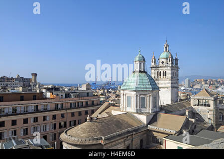 Blick vom Dach des Palazzo Ducale Dach auf die Altstadt mit der Kathedrale San Lorenzo, Genua, Ligurien, Italien, Europa Stockfoto