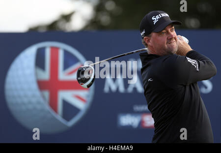 Der Schwede Peter Hanson schlägt am dritten Tag der British Masters at the Grove, Chandler's Cross, am 18. Loch ab. DRÜCKEN SIE VERBANDSFOTO. Bilddatum: Samstag, 15. Oktober 2016. Siehe PA Story Golf British. Bildnachweis sollte lauten: Steven Paston/PA Wire. EINSCHRÄNKUNGEN: Die Nutzung unterliegt Einschränkungen. Nur für redaktionelle Zwecke. Keine kommerzielle Nutzung. Weitere Informationen erhalten Sie unter +44 (0)1158 447447. Stockfoto