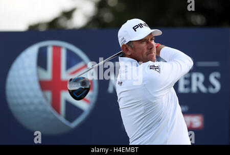 Englands Lee Westwood Tees aus auf das 18. Loch tagsüber drei von The British Masters in The Grove, Chandler's Cross. Stockfoto