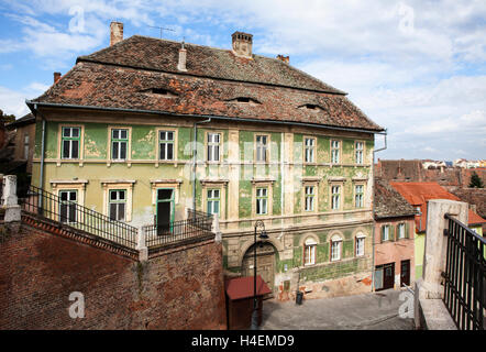 Haus in Piata Albert Huet in Sibiu aus der Lügenbrücke Stockfoto