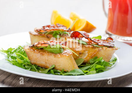 French Toast mit Honig und Speck, Limonade aus rot orange und frischem Rucola-Salat Stockfoto