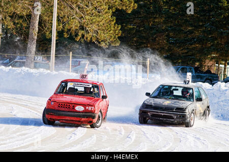 Minden Ontario Kanada Autos auf dem Kinsman Winter Eis Rennen verfolgen Stockfoto