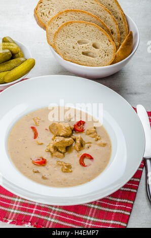 Eintopf mit Schweinefleisch und selbstgebackenes Brot und Essiggurken, Paprika Piri Piri heißen Gulasch Stockfoto