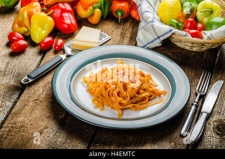 Pasta Arrabiata mit Paprika aus Bio-Garten Stockfoto