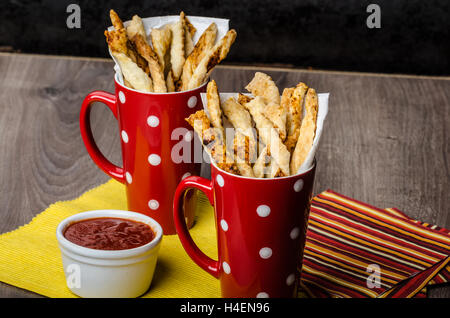 Party-sticks aus Blätterteig mit scharfer sauce Stockfoto