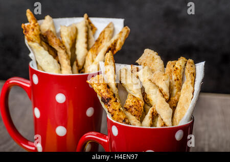 Party-sticks aus Blätterteig mit scharfer sauce Stockfoto