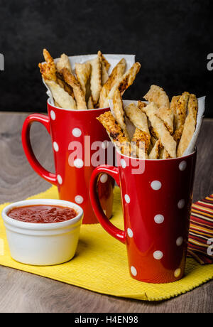 Party-sticks aus Blätterteig mit scharfer sauce Stockfoto