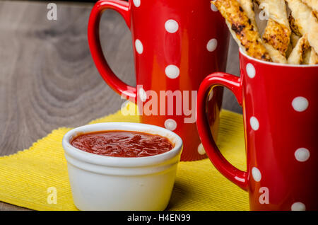 Party-sticks aus Blätterteig mit scharfer sauce Stockfoto