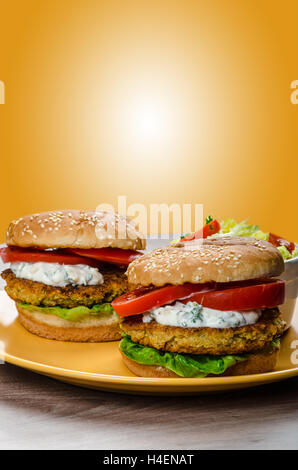 Vegetarische Kichererbsen Burger, Tomaten und Kräuter, Knoblauch und Joghurt und Salat mit Cherry-Tomaten-dip Stockfoto