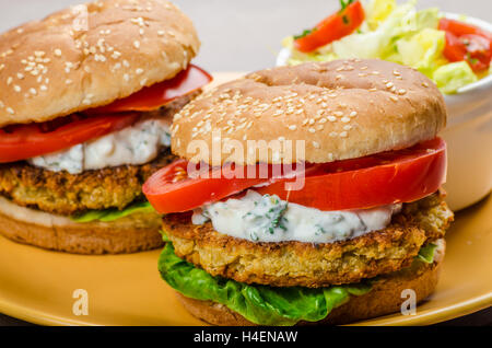 Vegetarische Kichererbsen Burger, Tomaten und Kräuter, Knoblauch und Joghurt und Salat mit Cherry-Tomaten-dip Stockfoto